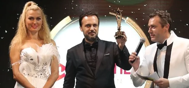 Mustafa Gülen, Yılın Starları Ödülleri’nde ajansın ödülünü alırken