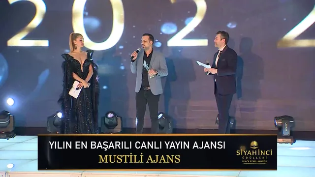 Mustafa Gülen, Siyah İnci Ödül Töreni 2022 sahnesinde ajans ödülüyle