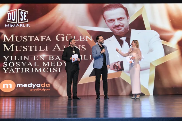 Mustafa Gülen, Duse Mimarlık Medya Ödülleri 2022 sahnesinde sunucularla