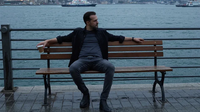 Mustafa Gülen, deniz kenarında